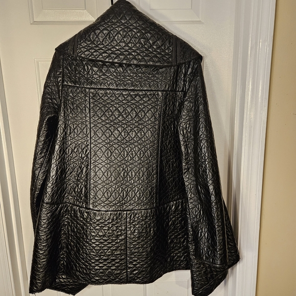 Luxurious Black Quilted Jacket - Picture 2 of 15